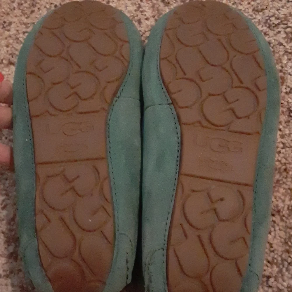 EUC! UGG , Dakota Suede Slipper